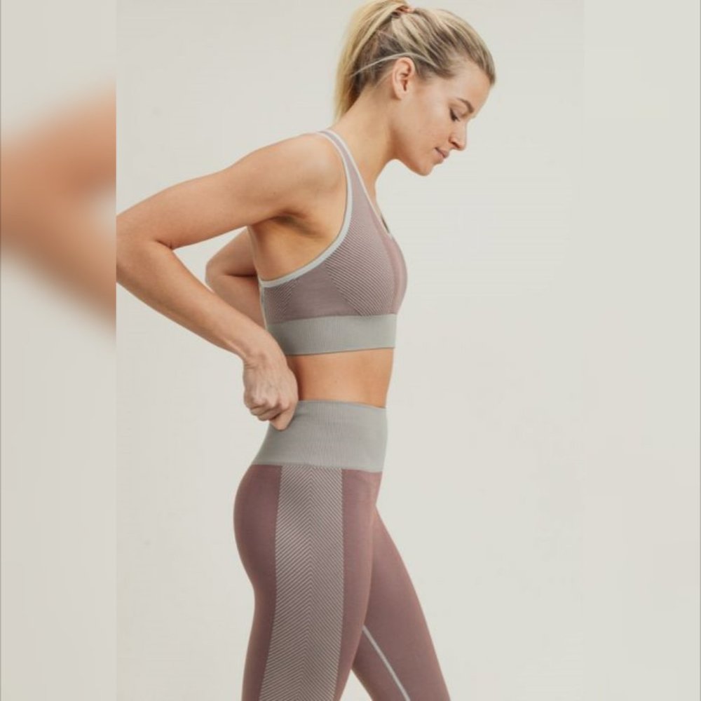 Chevron Track Seamless Hybrid Racerback Sports Bra - Picture 5 of 7